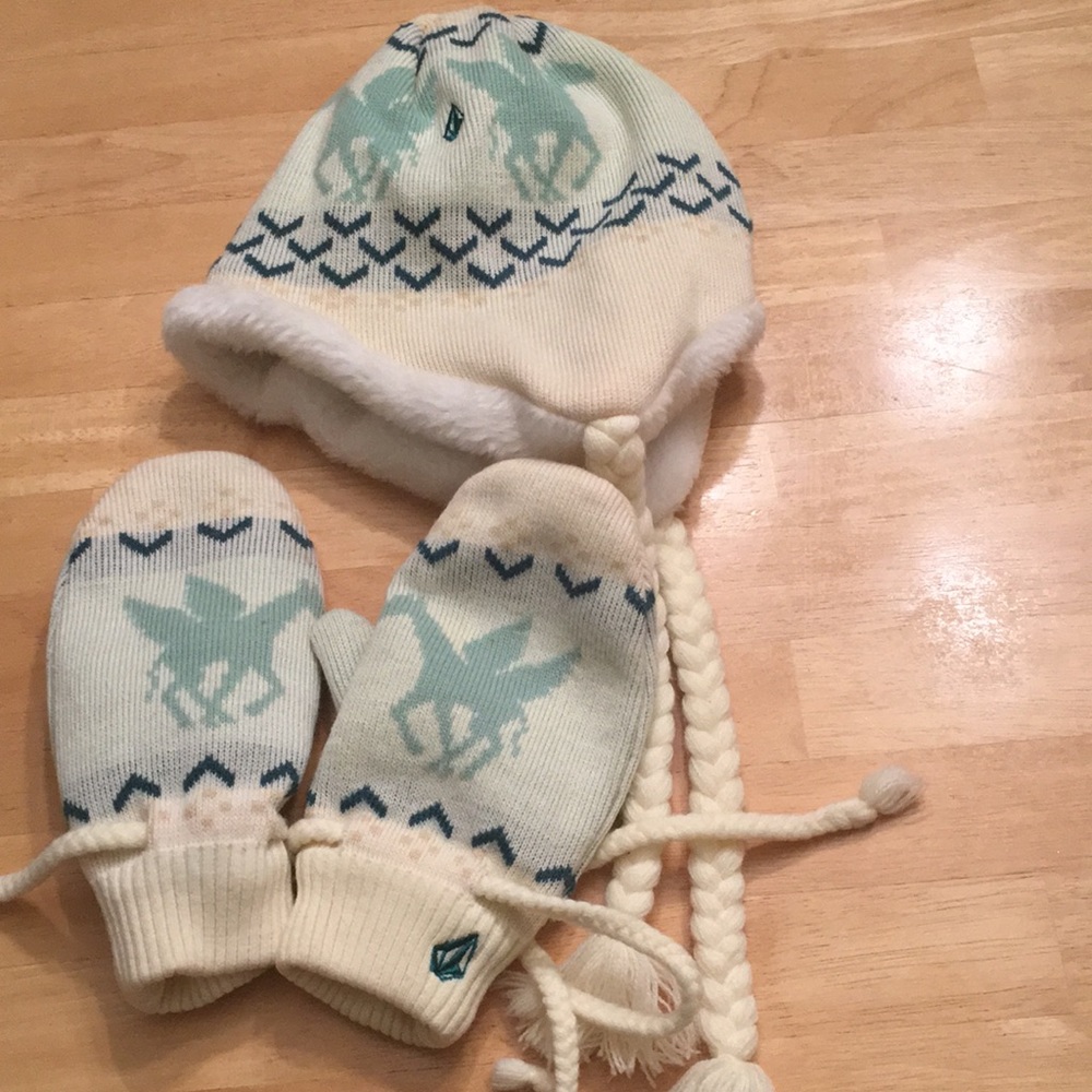 Volcom Flying G reversible beanie and mittens EUC